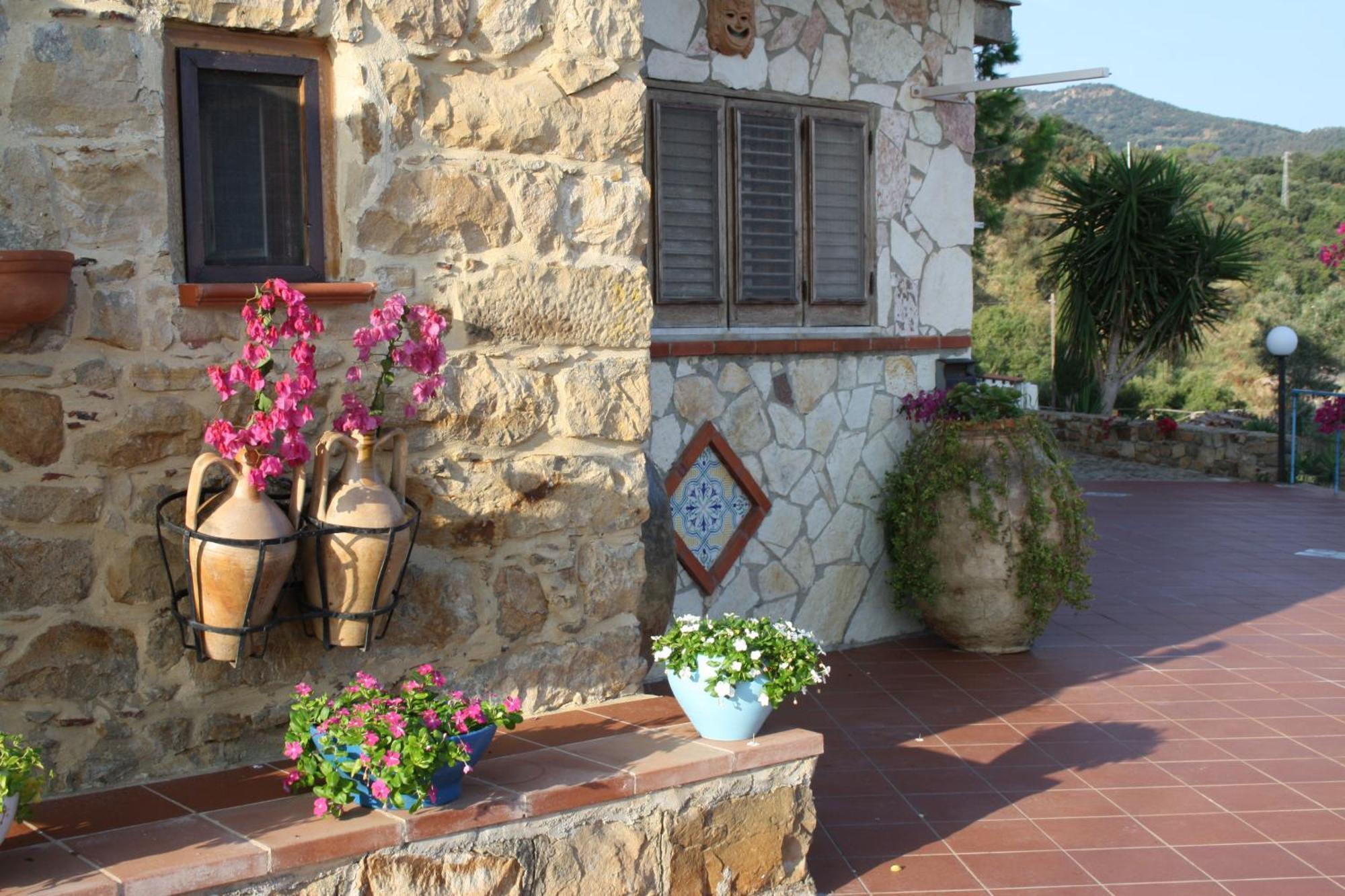 Camere & Case Vacanze Lo Scoglio Castel di Tusa Exteriör bild