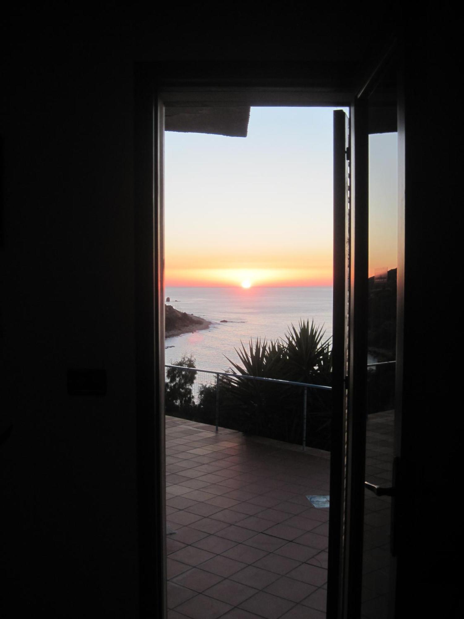 Camere & Case Vacanze Lo Scoglio Castel di Tusa Rum bild
