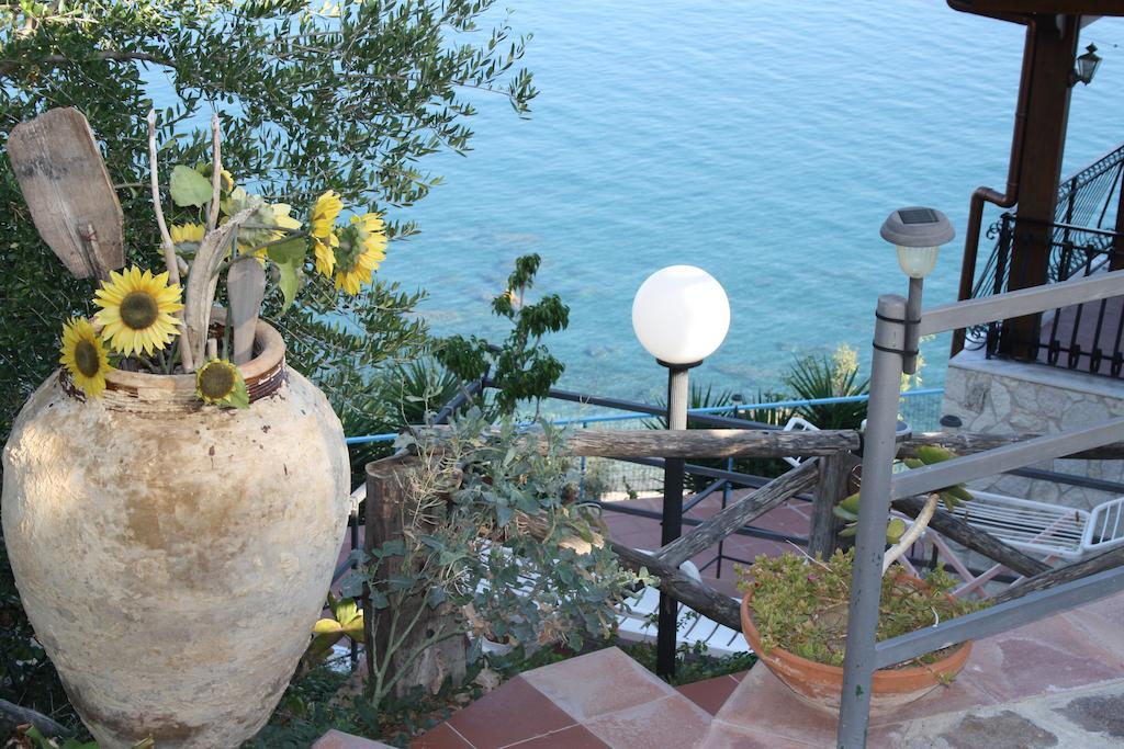 Camere & Case Vacanze Lo Scoglio Castel di Tusa Exteriör bild
