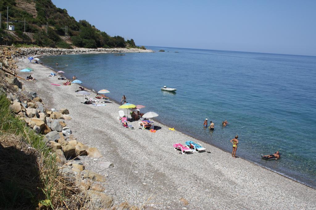 Camere & Case Vacanze Lo Scoglio Castel di Tusa Exteriör bild