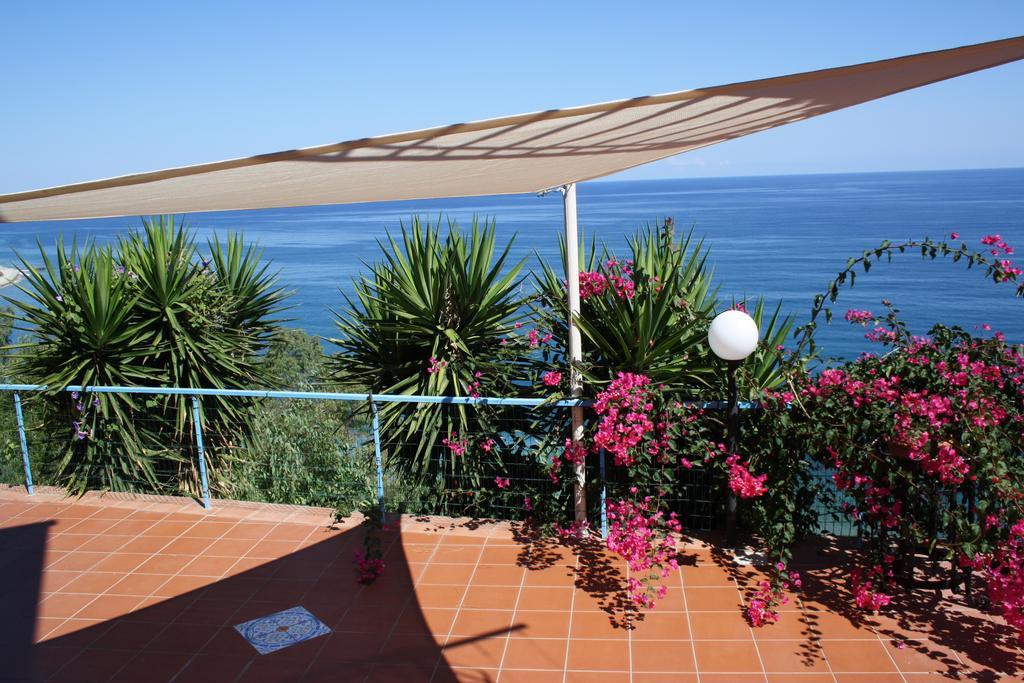 Camere & Case Vacanze Lo Scoglio Castel di Tusa Exteriör bild