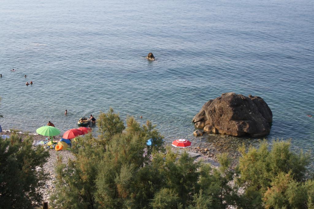 Camere & Case Vacanze Lo Scoglio Castel di Tusa Exteriör bild
