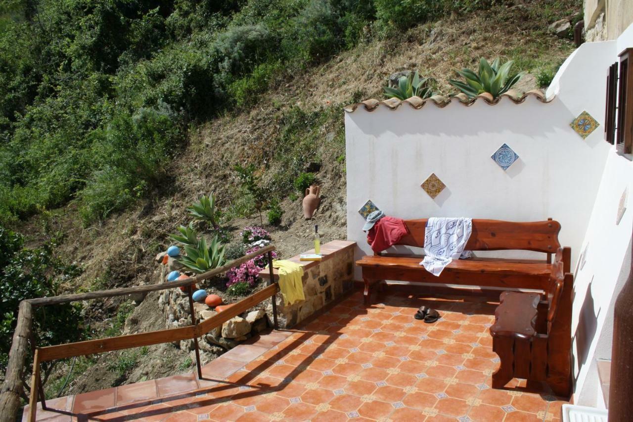 Camere & Case Vacanze Lo Scoglio Castel di Tusa Exteriör bild