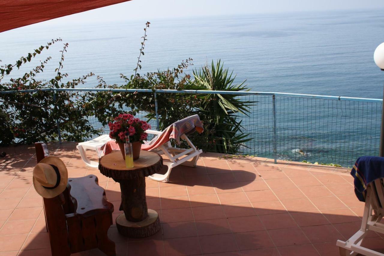 Camere & Case Vacanze Lo Scoglio Castel di Tusa Exteriör bild